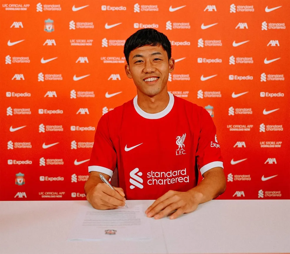 Wataru Endo assinando contrato com Liverpool