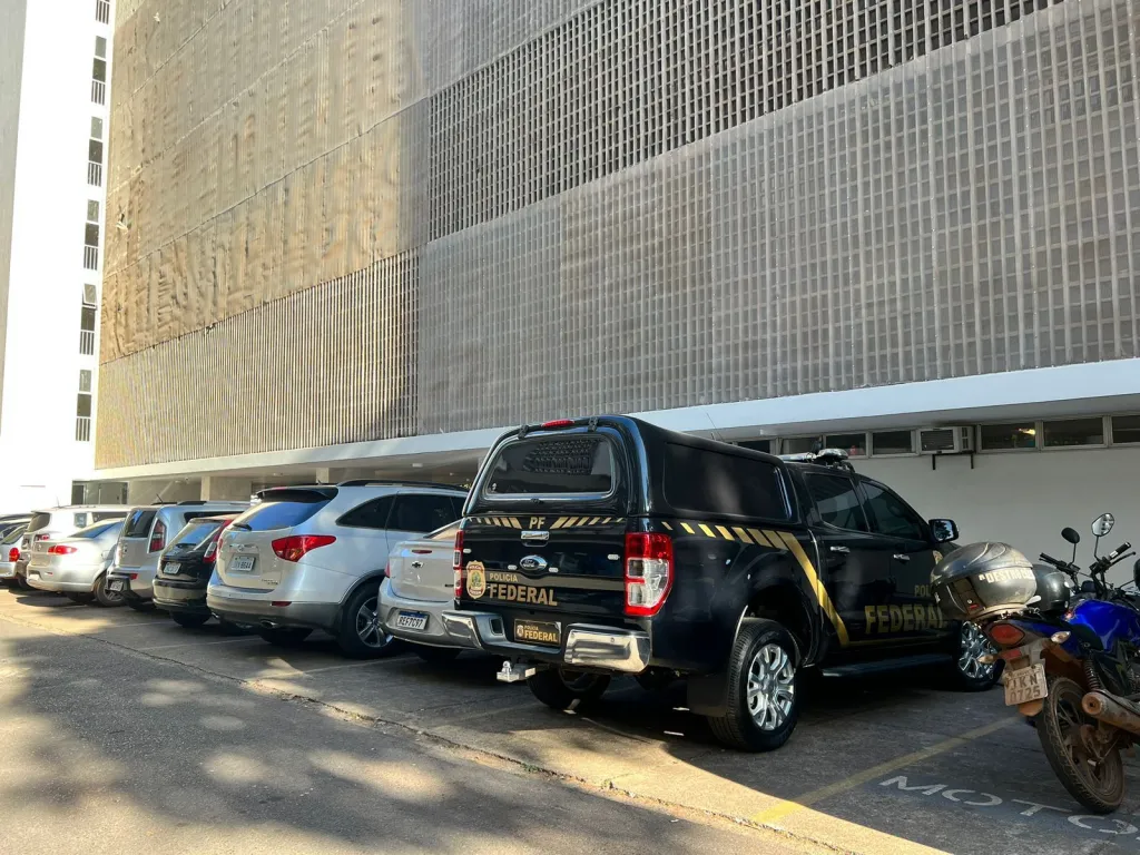 Viatura da Polícia Federal (PF) em frente ao apartamento funcional da deputada Carla Zambelli (PL-SP), na Asa Sul de Brasília.
