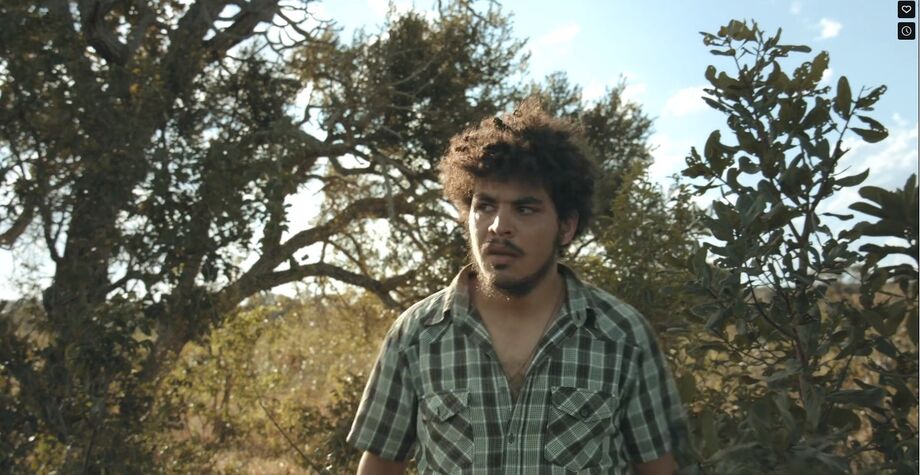 O ator sul-mato-grossense Tero Queiroz, protagoniza e assina assistência de direção do curta-metragem 'Gado Novo'