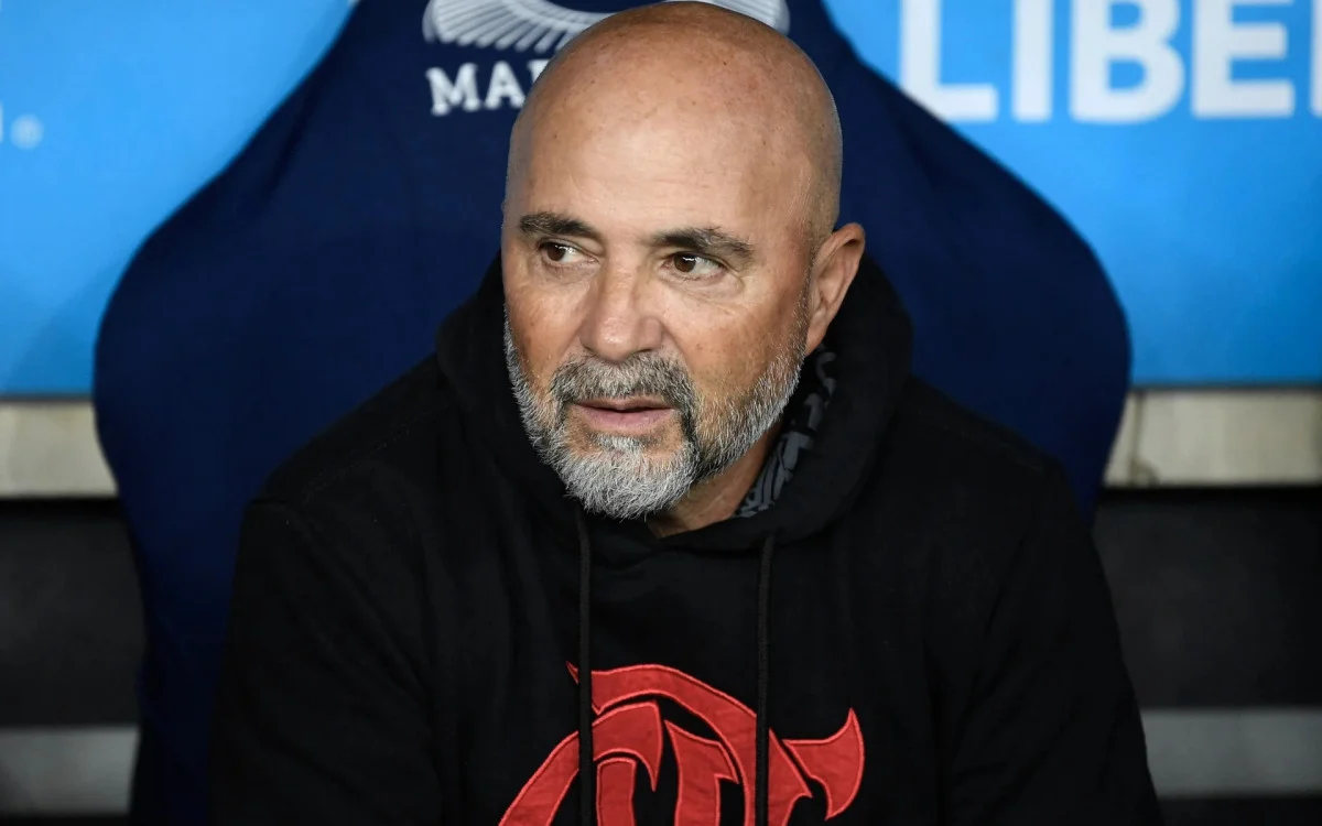 Jorge Sampaoli comanda treino do Flamengo enquanto aguarda definição de seu futuro