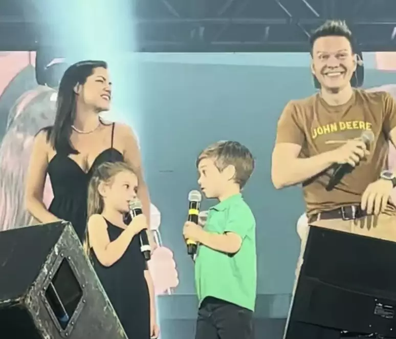 Filhos de Michel Teló cantam em show do pai.