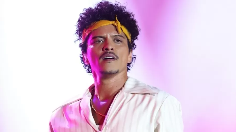 Bruno Mars agradece fãs brasileiros com vídeo ao ritmo de funk