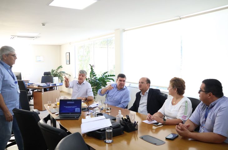 O governador Eduardo Riedel participou de uma reunião de trabalho com a diretoria da Sanesul
