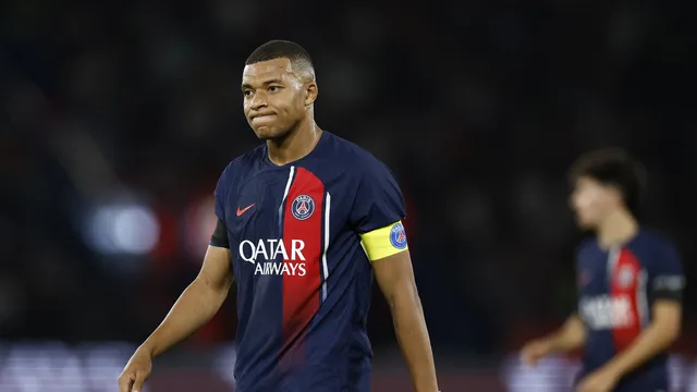 Mbappé faz dois, mas sem Messi e Neymar, PSG sofre a primeira derrota no Campeonato Francês