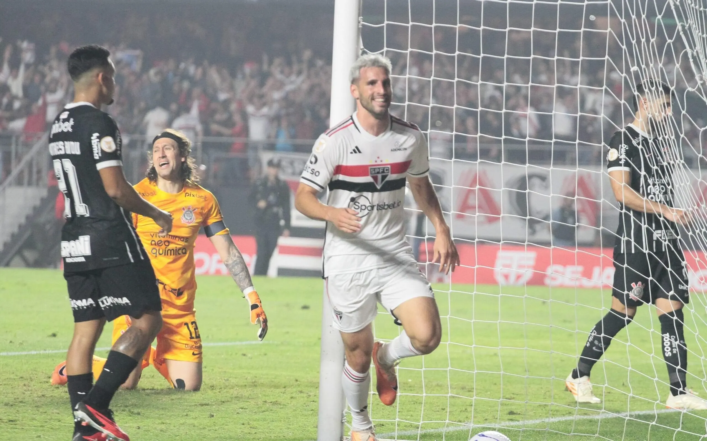Calleri marca duas vezes e São Paulo bate o Corinthians de virada no Morumbi pelo Brasileirão
