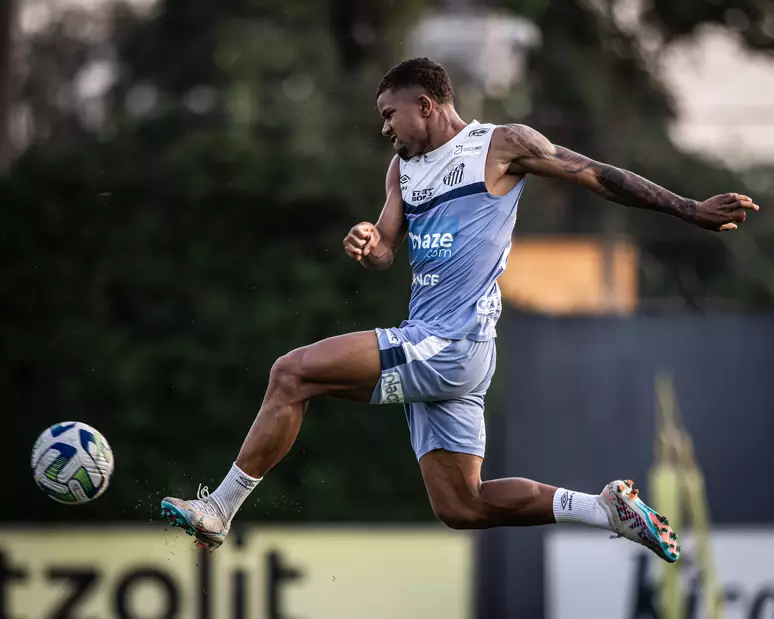 Kevyson mostra ansiedade por 1º jogo como profissional do Santos na Vila: 'Ótima sensação'