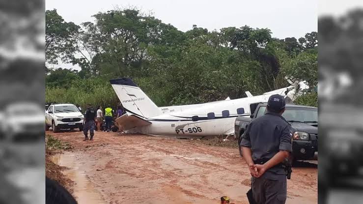 Doze turistas e dois tripulantes morreram em um acidente de avião em Barcelos, Amazonas.