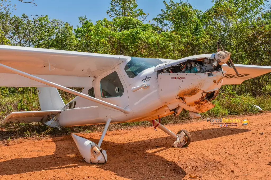 Aeronave ficou bastante danificada e precisou ser guinchada.