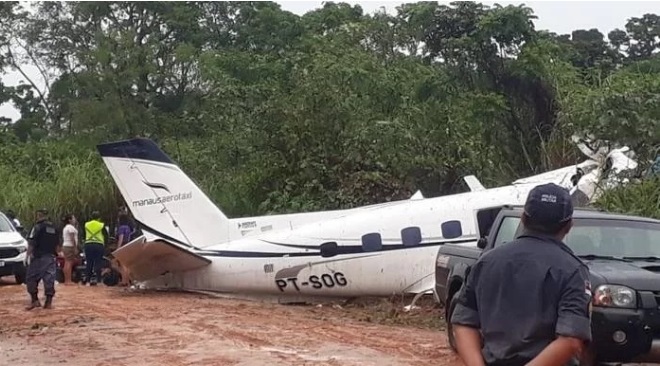 Investigadores da FAB coletam dados sobre queda de avião