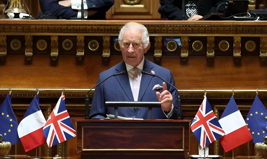Imagem mostra rei Charles III durante discurso no Senado da França nesta quinta-feira, 21. Foi a primeira vez na história que um monarca britânico se dirigiu ao Parlamento francês