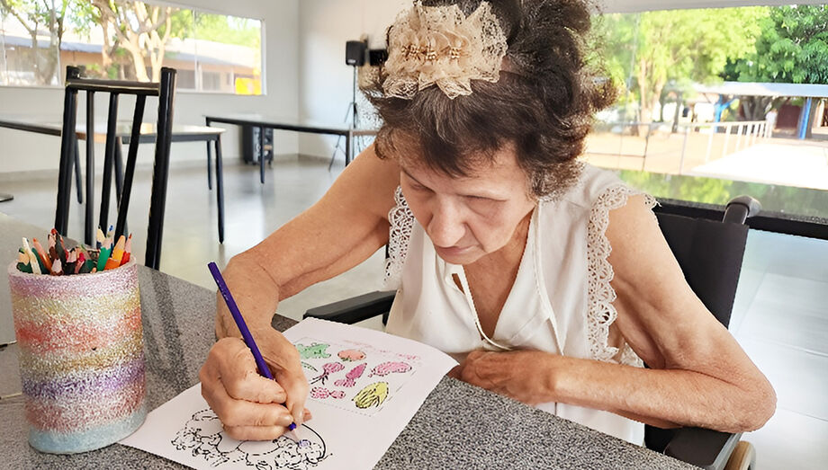 Pintar é uma das atividades que Maria Auxiliadora mais ama fazer no Asilo São João Bosco; momento de paz que todos os idosos deveriam ter