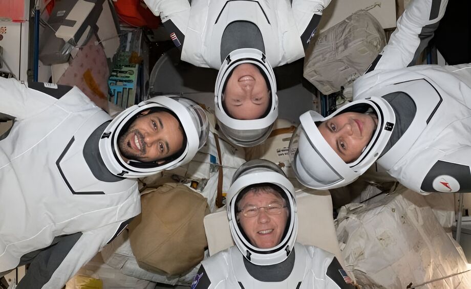 Os quatro tripulantes da Crew-6 em seus trajes SpaceX a bordo da ISS