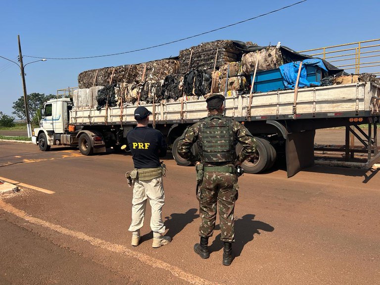 PRF e EB apreendem carreta com 3 toneladas de maconha em Ponta Porã