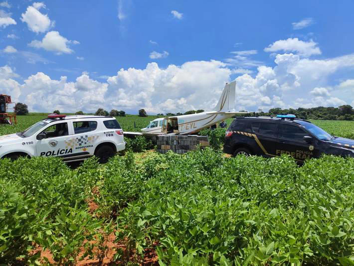 Avião com cocaína faz pouso forçado em plantação de soja, no interior de São Paulo