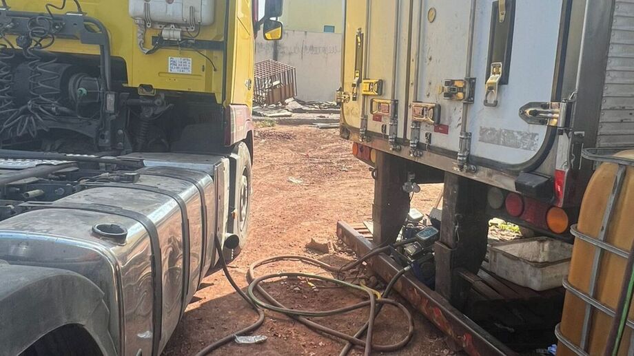Flagrante de caminhão sendo abastecido com combustível ilegal.