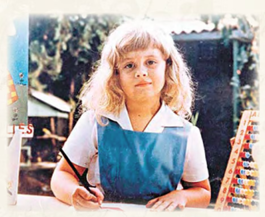 Ana Lídia Braga em foto tirada na escola.