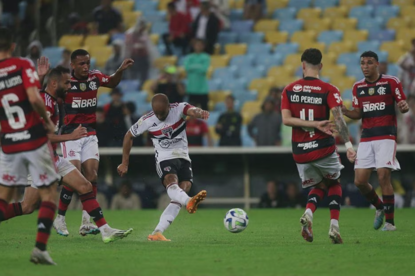 Último jogo entre Flamengo x São Paulo, válido pela 19ª rodada do Brasileirão, terminou em 1 a 1; tricolor acumula jejuns de vitórias contra o rival.
