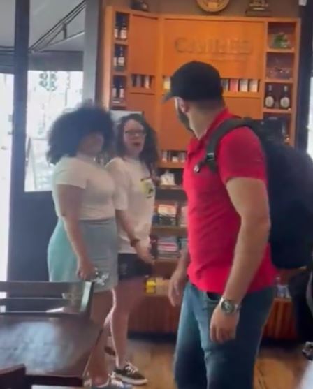 Homem, que não foi identificado, é acusado de agredir verbalmente a presidente da União Brasileira dos Estudantes Secundaristas (UBES), Jade Beatriz, e sua namorada, a fotógrafa Karla Boughff, em padaria da capital paulista