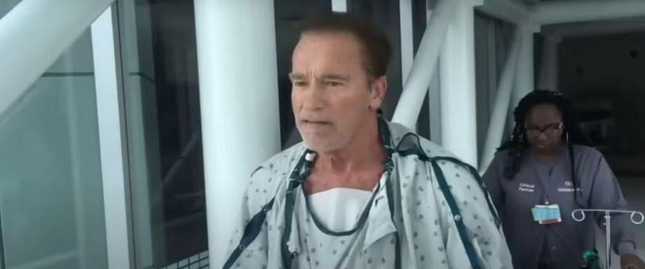Arnold Schwarzenegger contou com o apoio de amigos e familiares em recuperação