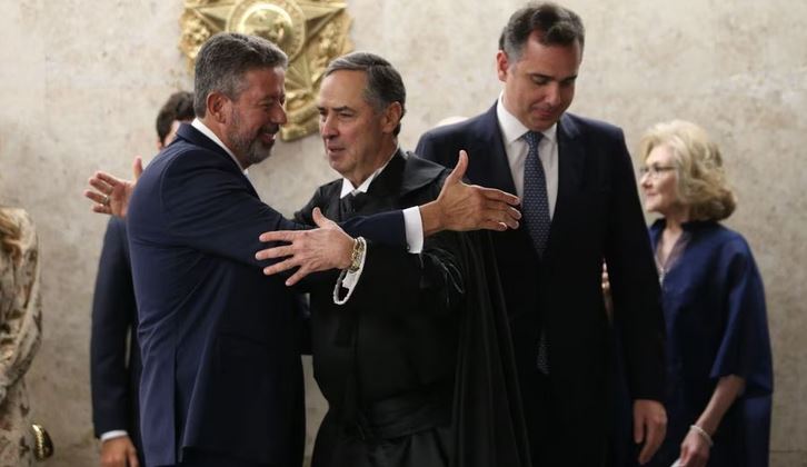 Os presidentes do Senado e da Câmara - Rodrigo Pacheco e Arthur Lira - cumprimentam o ministro Luís Roberto Barroso em posse no STF