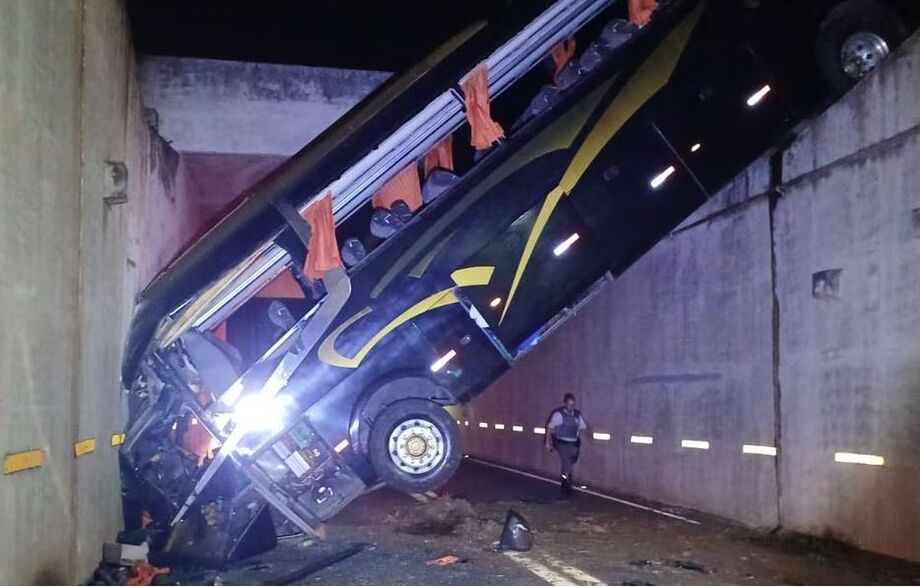Um ônibus de turismo despencou de um viaduto na Rodovia Governador Adhemar Pereira de Barros (SP-340), em Campinas, na madrugada deste domingo, 17, deixando 31 feridos