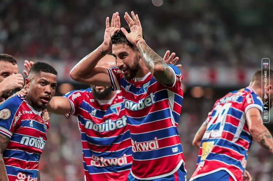 Lucero comemora gol pelo Fortaleza
