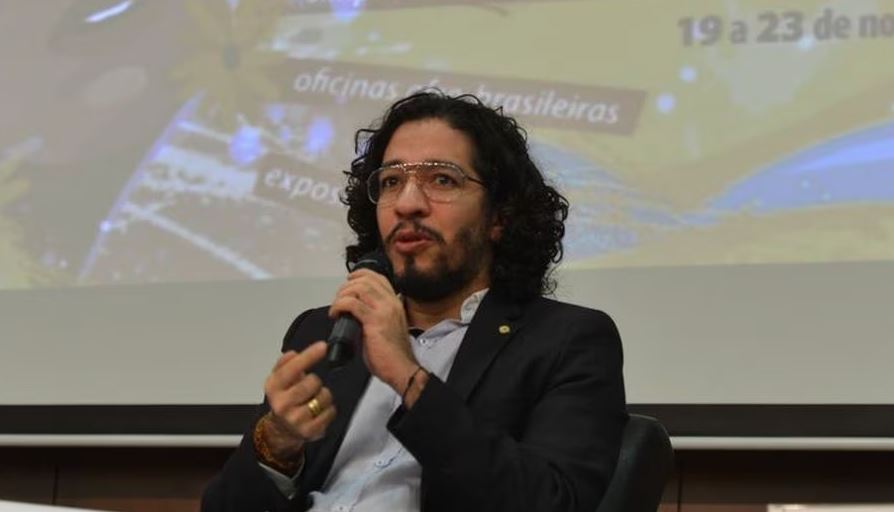 O ex-deputado federal Jean Wyllys chamou o governador Eduardo Leite de gay com homofobia nas redes sociais