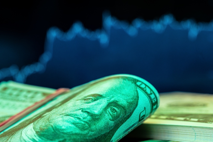 Dólar cai e fecha a R$ 5,50 com alívio global após retaliação tímida do Irã aos EUA