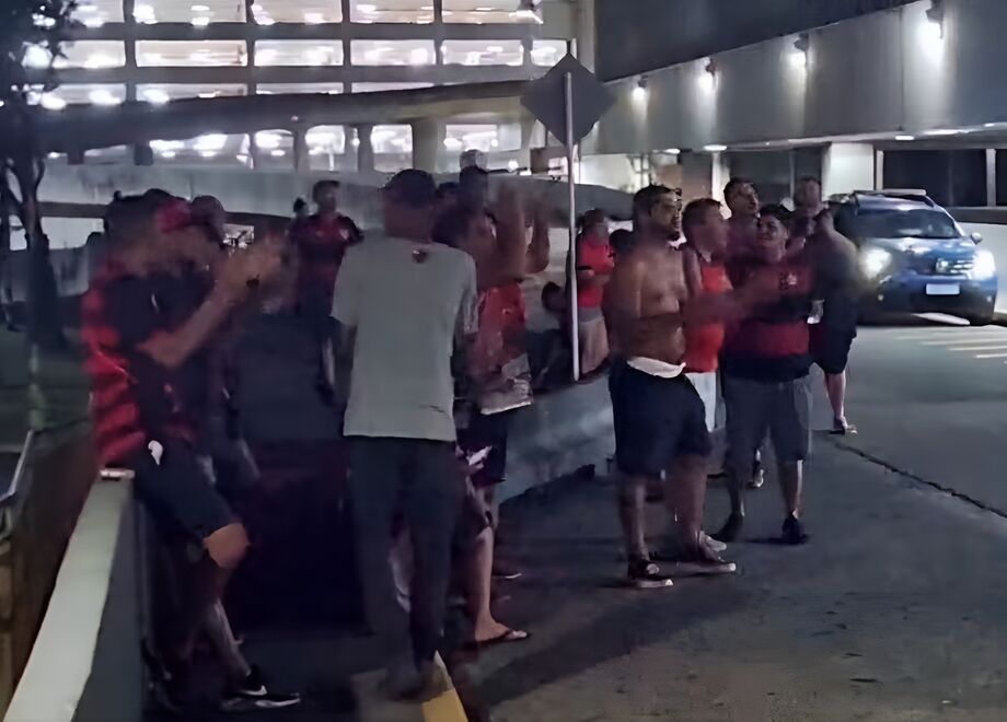 Torcida do Flamengo faz protesto em aeroporto, mas delegação do time evita contato