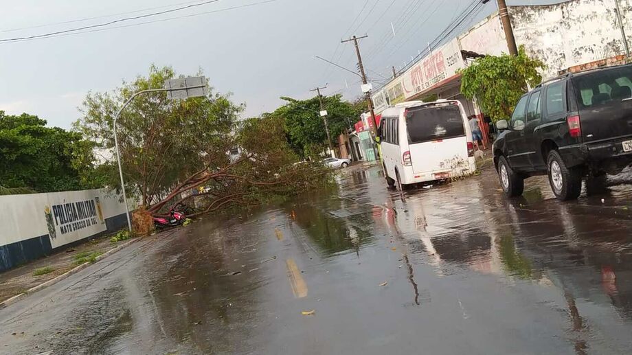 Tempestade de terça-feira causou estragos em Corumbá