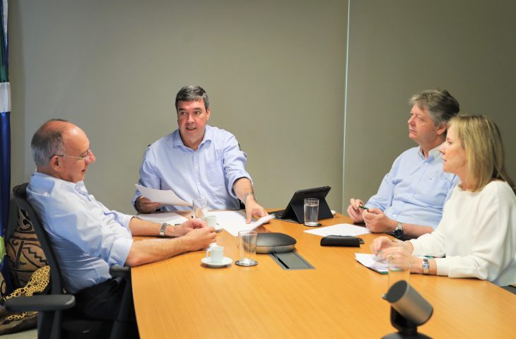 Por meio de videoconferência, o governador Eduardo Riedel participou de uma reunião nesta terça-feira (5) com o ministro dos Transportes, Renan Filho