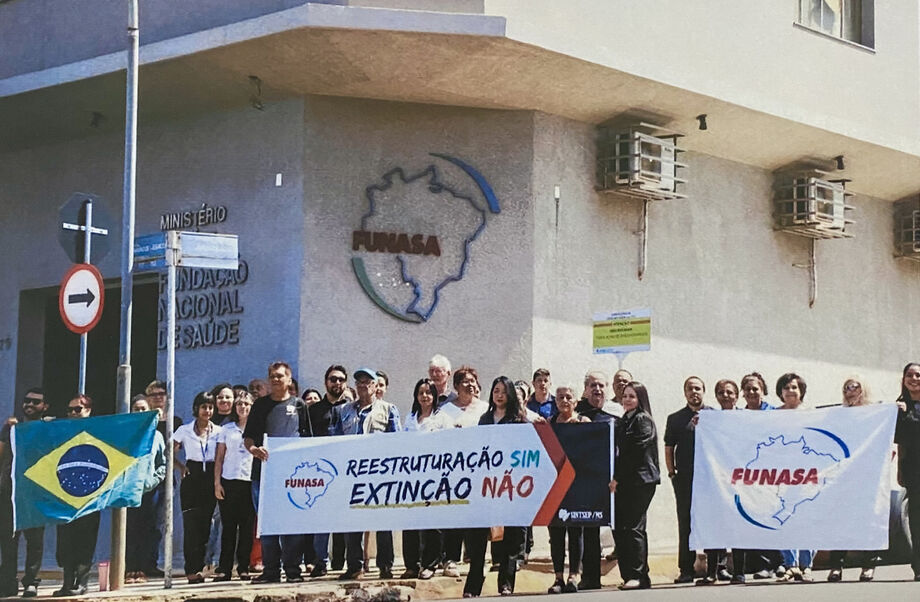 Servidores da Fundação Nacional de Saúde (Funasa) procuraram o deputado federal Vander Loubet para buscar apoio pela reestruturação da Instituição após o encerramento do prazo de vigência da medida provisória que determinava a extinção da Fundação
