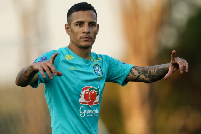 Guilherme Arana durante treino na seleção brasileira