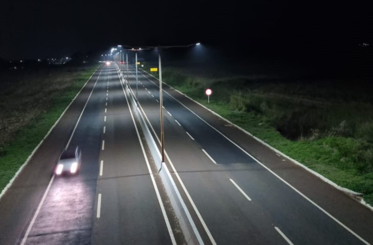 O sistema de iluminação de LED solar da MS-156, entre Dourados e Itaporã, completou um ano neste mês, gerando economia de R$ 633 mil aos cofres públicos