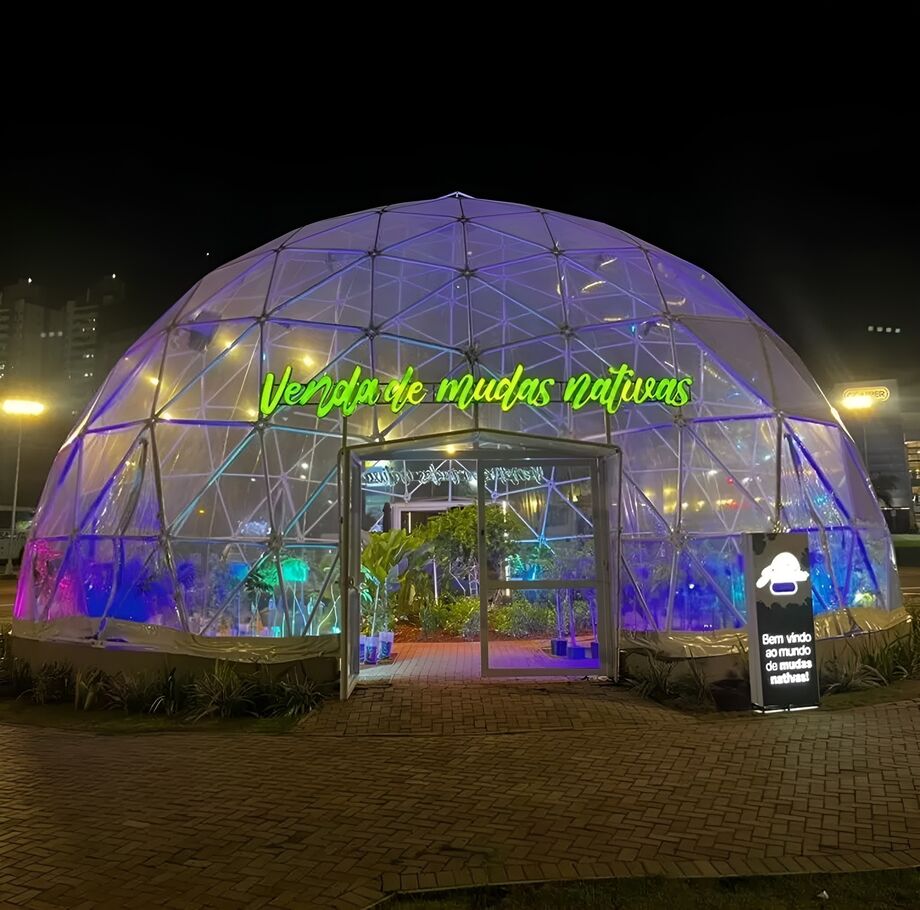 Construído na calçada em frente à Avenida Ricardo Brandão, este domo geométrico é uma homenagem ao estilo arquitetônico de Buckminster Füller.