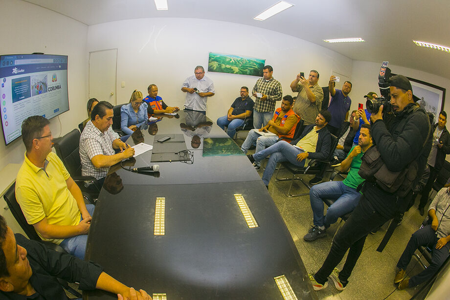 Prefeito assinando decreto.que coloca Corumbá em situação de emergência