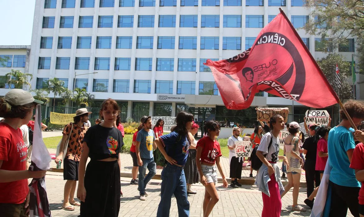 Em greve, estudantes da USP pedem mais professores e aumento de bolsa