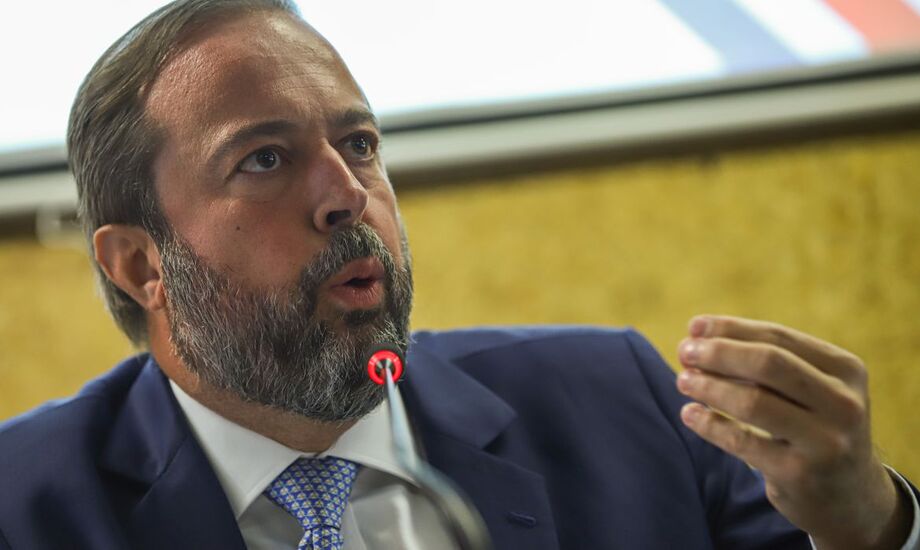 Plano de transição energética não significa mudança imediata de fontes, diz ministro
