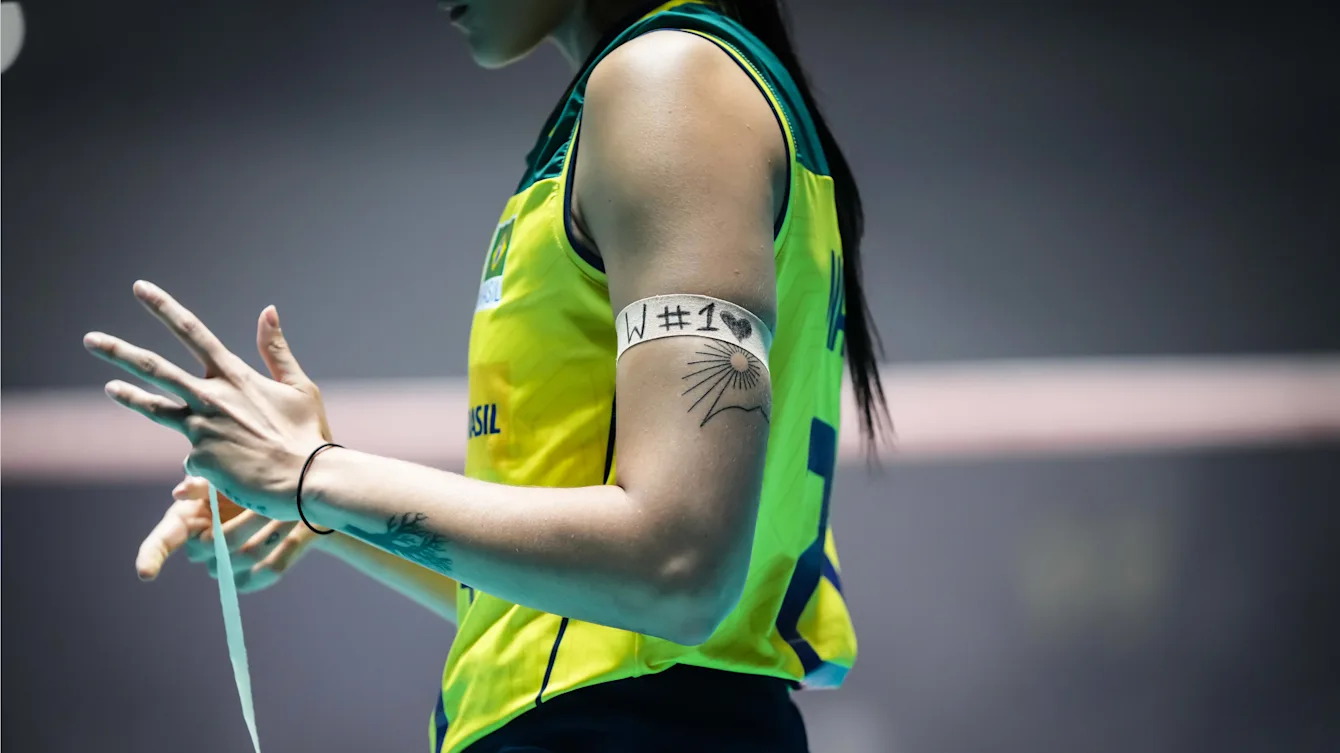 Em clima de luto, seleção feminina de vôlei perde a 1ª no Pré-Olímpico
