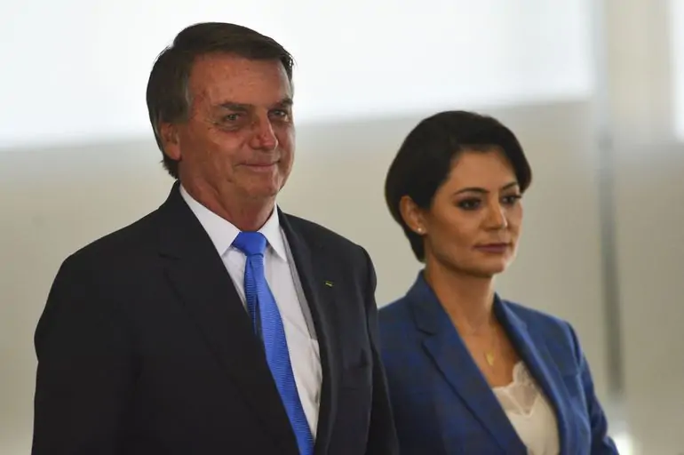 Caso das joias: Bolsonaro e Michelle recorrem para ter acesso a depoimento de Cid