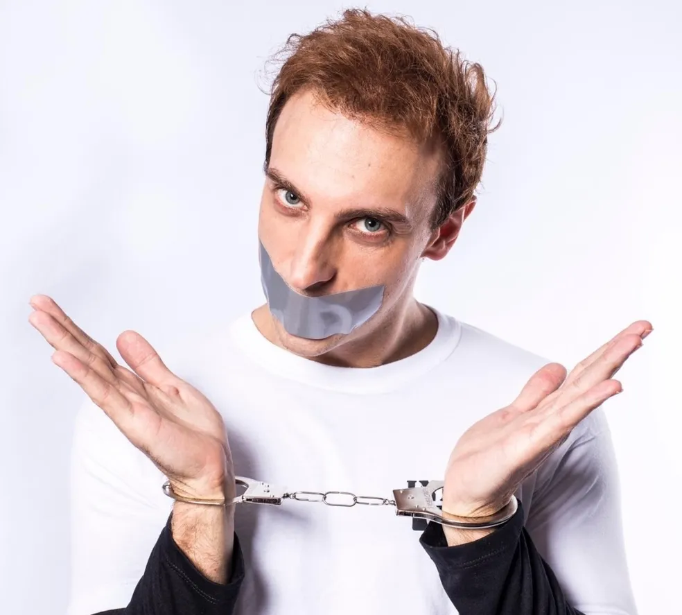 Humorista Léo Lins afirma que ainda irá se apresentar com o show 'Perturbador' em Guarujá