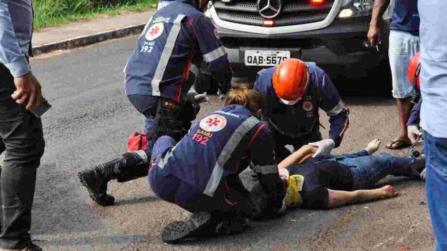 Uma colisão entre uma caminhonete Hilux Toyota e uma moto Honda Biz 125 resultou em duas mulheres feridas