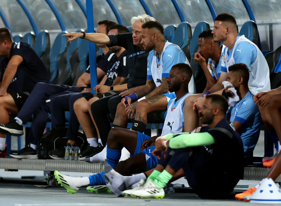 Neymar recebe orientações de Jorge Jesus no banco do Al-Hilal na estreia do brasileiro no clube