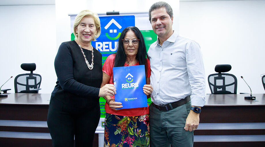 Maria do Carmo Avesani, diretora-presidente da Agehab e o prefeito de Maracaju, Marcos Calderan, entregando título