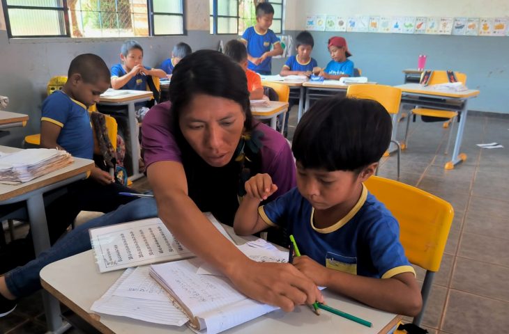 Professora ensinando aluno em reserva de Dourados.