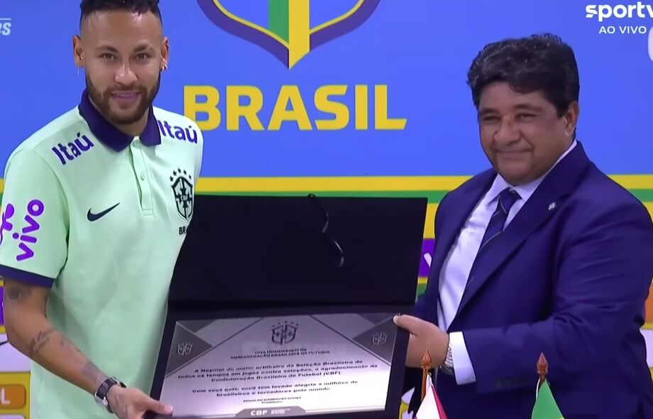 Neymar ganha placa da CBF após bater marca de Pelé e afasta comparações: 'Não sou o melhor'