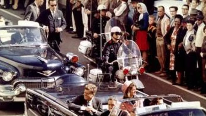 John Fitzgerald Kennedy, foi um político americano que serviu como Presidente dos Estados Unidos de 1961 a 1963.