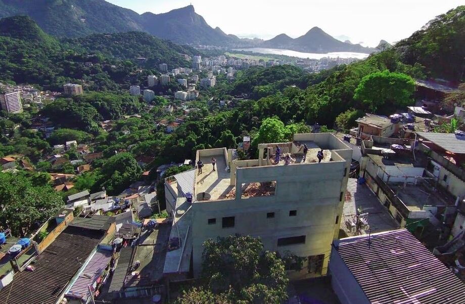Engenheiros da prefeitura do Rio estimam que já foram investidos R$ 2,5 milhões na construção da mansão na Rocinha.