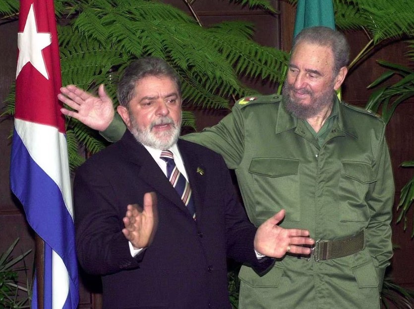 O presidente Luiz Inácio Lula da Silva durante o seu primeiro mandato em visita oficial a Cuba, ao lado do ex-presidente do país, Fidel Castro.
