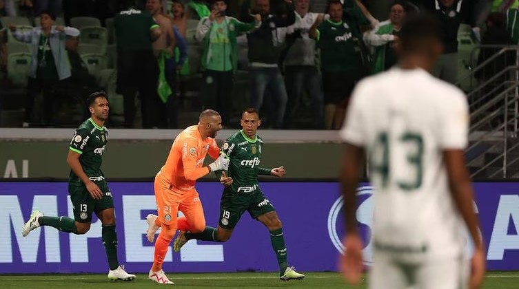 Breno Lopes precisou ser contido pelos companheiros de time na comemoração de seu gol contra o Goiás.